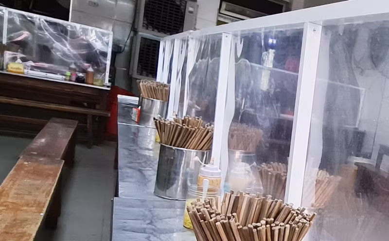 Vách ngăn được làm trong suốt nên khách hàng vẫn có thể nhìn thấy nhau và trò chuyện.