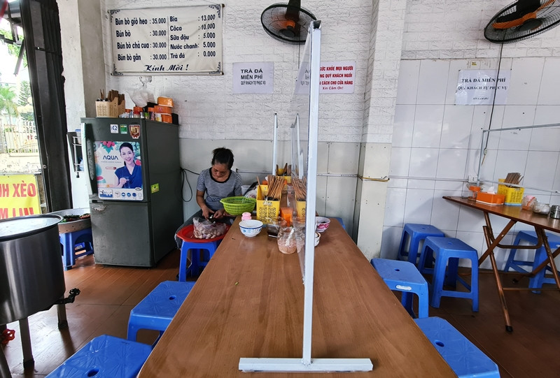 Cận cảnh vách ngăn mica để khách ăn phở thời dịch COVID-19.