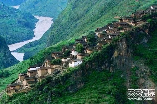  Ngôi làng đá nguyên khối: Thành phố đá ở Bảo Sơn, tỉnh Vân Nam: Toàn bộ ngôi làng, với hơn một trăm cư dân, được xây dựng trên một khối đá khổng lồ hình nấm, chỉ có một lối ra ở phía nam.