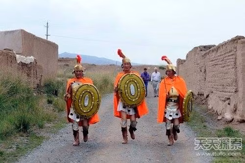  Làng La Mã: Làng Zhelaizhai ở huyện Vĩnh Xương, tỉnh Cam Túc: Ngôi làng là nơi sinh sống của một nhóm người khá độc đáo được cho là có nguồn gốc từ La Mã. Một số học giả cho rằng, ngôi làng từ thời cổ đại là nơi giam giữ các tù nhân chiến tranh La Mã chạy trốn sang.