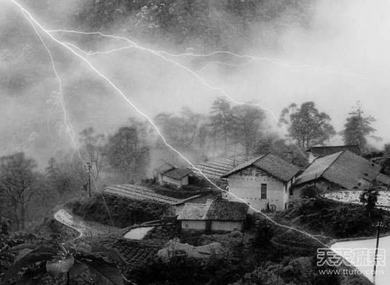  Làng sét: Làng Leigongtan, núi Mĩ Linh, tỉnh Giang Tây: Ngôi làng bất hạnh nổi tiếng với lịch sử thảm khốc về tai nạn sét đánh với nhiều dân làng bị thương bởi sét và buộc phải chuyển đi nơi khác. Hiện chỉ có 8 người sống ở làng thường xuyên.