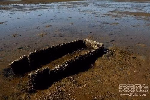  Làng dưới biển: Dọc theo một phần đường bờ biển ở thành phố Hải Khẩu của tỉnh Hải Nam, 72 ngôi làng chìm trong biển nước trong trận động đất kinh hoàng 400 năm trước. Ngày nay, những di tích đó vẫn có thể được tìm thấy khi thủy triều rút.