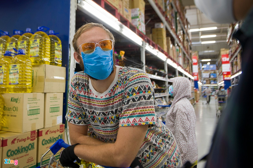 Chaz McBride (quốc tịch Mỹ) là một giáo viên tiếng Anh tại Đà Nẵng. Anh quen với nhóm bạn của Michael Harris qua mạng xã hội. Đây là lần thứ hai anh quyên góp tiền và cùng mọi người đến siêu thị mua hàng. "Tôi cảm thấy người nghèo sẽ gặp khó khăn trong mùa dịch Covid-19. Tôi muốn đóng góp chút gì đó cho thành phố này, nơi tôi gắn bó làm việc nhiều năm qua", Chaz McBride nói.