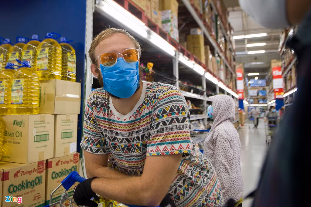 Chaz McBride (quốc tịch Mỹ) là một giáo viên tiếng Anh tại Đà Nẵng. Anh quen với nhóm bạn của Michael Harris qua mạng xã hội. Đây là lần thứ hai anh quyên góp tiền và cùng mọi người đến siêu thị mua hàng. "Tôi cảm thấy người nghèo sẽ gặp khó khăn trong mùa dịch Covid-19. Tôi muốn đóng góp chút gì đó cho thành phố này, nơi tôi gắn bó làm việc nhiều năm qua", Chaz McBride nói.