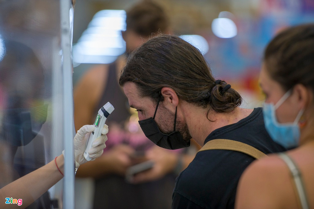 Nhóm được nhân viên bán hàng đo thân nhiệt nhằm kiểm soát nguy cơ lây nhiễm chéo tại nơi mua sắm, nếu ai đó có mắc Covid-19.