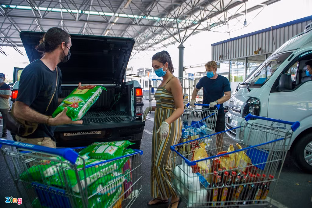 Ngày 18/8, nhóm bạn dùng khoảng 5 triệu đồng để mua hàng nhu yếu phẩm. Michael Harris cho biết sẽ tiếp tục vận động mọi người thông qua mạng xã hội để có nguồn tiền quyên góp lớn, mua được nhiều thứ hơn. Họ mong sẽ có thêm nhiều người dân nghèo được nhận quà.