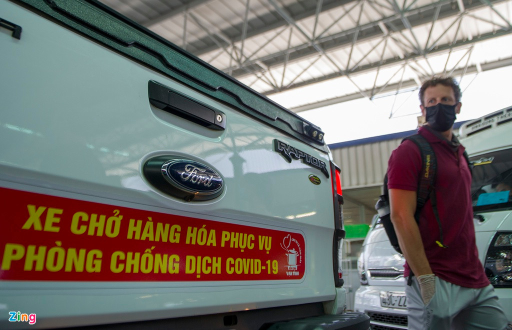 Nhóm bạn được một chủ xe ở Đà Nẵng cho mượn ôtô vận chuyển hàng hóa đến địa điểm trao trên đường Lê Duẩn, cách 5 km.