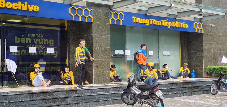 Tai xe vay van phong phan doi chinh sach thuong, Be noi gi?-Hinh-3