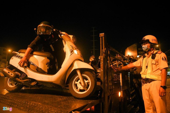 Đến 0h cùng ngày, công tác xử lý người vi phạm tiếp tục được thực hiện. Hoàn tất chuyên đề nồng độ cồn, Đội CSGT Tuần tra dẫn đoàn (PC08) tiếp tục phân bổ lực lượng kiểm soát khép kín địa bàn theo kế hoạch chống đua xe (1/8-30/9).