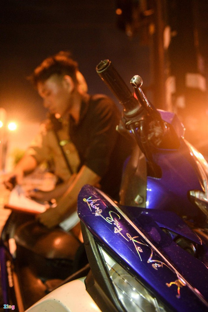 Anh Nguyễn Văn Tà (ngụ quận Gò Vấp) cho biết chỉ uống 5 chai, mức cồn đo được của người này là 0,622 mg/lít khí thở. Anh thừa nhận việc dán dòng chữ "Không say không về" thành viên của lớp.