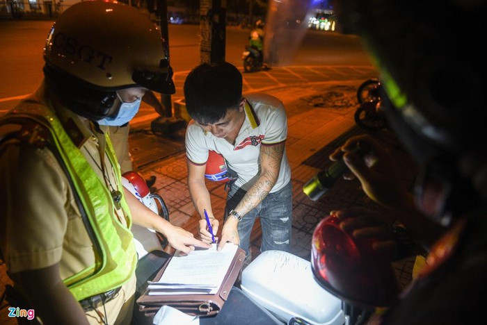 Cũng trên địa bàn quận Gò Vấp, lực lượng chức năng di chuyển đến ngã tư Phan Văn Trị - Phạm Văn Đồng lập chốt chặn. Công tác kiểm tra kéo dài đến 0h, cảnh sát thổi phạt thêm 2 người chạy xe máy có mức cồn đo được lần lượt là 0,622 và 0,473 mg/lít khí thở.