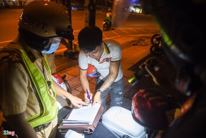 Cũng trên địa bàn quận Gò Vấp, lực lượng chức năng di chuyển đến ngã tư Phan Văn Trị - Phạm Văn Đồng lập chốt chặn. Công tác kiểm tra kéo dài đến 0h, cảnh sát thổi phạt thêm 2 người chạy xe máy có mức cồn đo được lần lượt là 0,622 và 0,473 mg/lít khí thở.