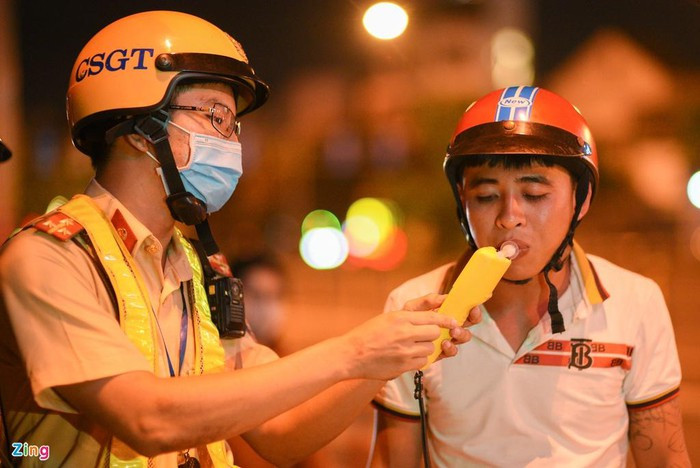 Tập kết lực lượng tại giao lộ Phạm Văn Đồng - Lê Quang Định (quận Gò Vấp), tổ công tác đo ống thổi 20 người, lập biên bản ít nhất 7 tài xế chạy xe máy sử dụng rượu bia.
