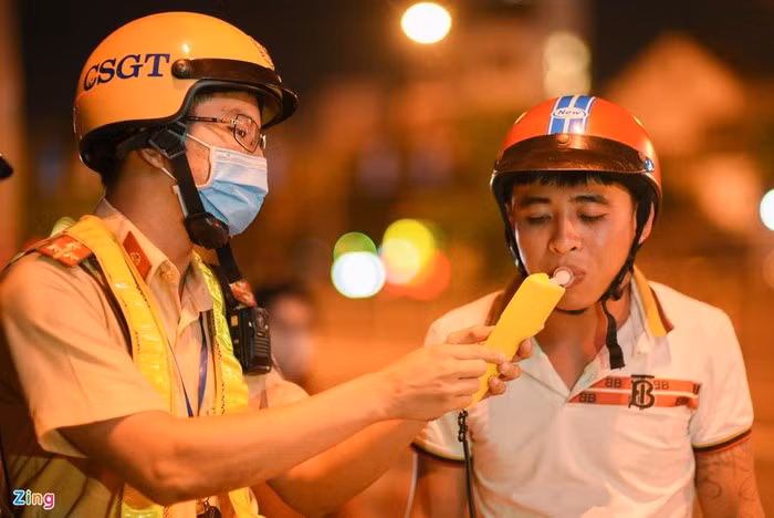 Tập kết lực lượng tại giao lộ Phạm Văn Đồng - Lê Quang Định (quận Gò Vấp), tổ công tác đo ống thổi 20 người, lập biên bản ít nhất 7 tài xế chạy xe máy sử dụng rượu bia.