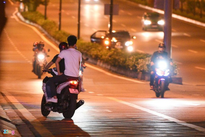 23h, nhiều trường hợp bất ngờ quay đầu bỏ chạy khi gặp chốt cảnh sát.