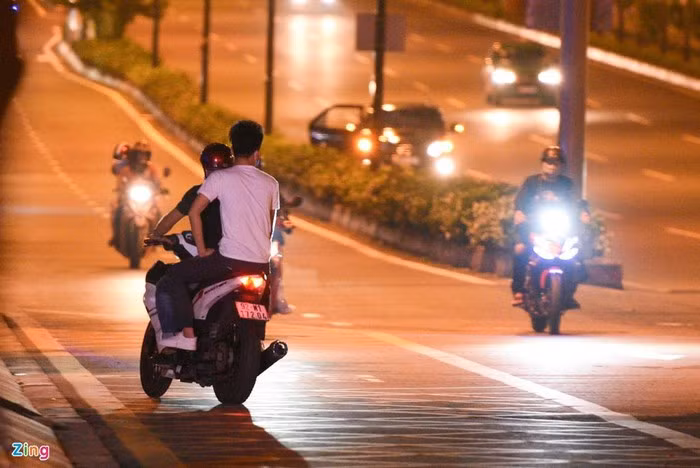 23h, nhiều trường hợp bất ngờ quay đầu bỏ chạy khi gặp chốt cảnh sát.