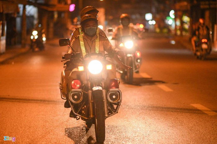 Đêm giữa tháng 8, Đội Tuần tra dẫn đoàn (CSGT đường bộ - đường sắt - PC08, Công an TP.HCM) tuần tra kiểm soát dọc đại lộ Phạm Văn Đồng (quận Gò Vấp). Cảnh sát tập trung xử lý lỗi vi phạm nồng độ cồn của người điều khiển phương tiện.