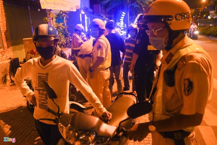 Anh Lê Bảo Quốc (ngụ quận 11) bị lập biên bản với chỉ số cồn 0,5 mg/lít khí thở. Người đàn ông cho biết anh ta chỉ uống gần 2 lon bia và không đồng ý để cảnh sát giữ xe. "Các anh chỉ được giữ giấy tờ chứ không được giữ xe tôi. Sau hơn 1 giờ thuyết phục, người này sau đó chấp nhận ra về.