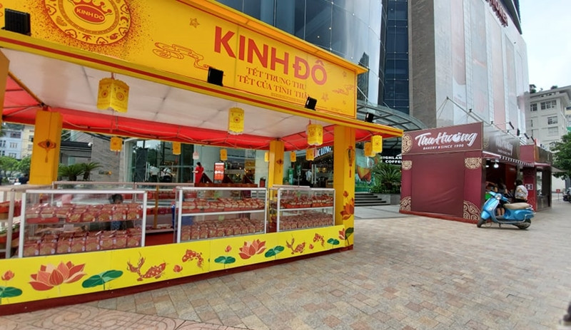 Thỉnh thoảng mới có 1, 2 vị khách ghé qua các quầy bánh Trung thu vỉa hè.