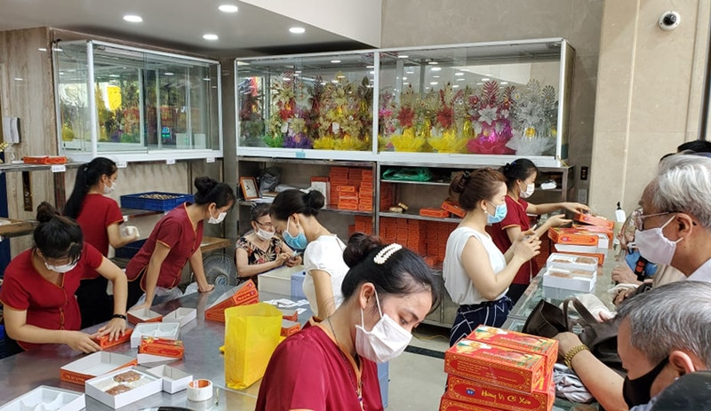 Tại một cơ sở khác của bánh B.P trên đường Thụy Khuê cũng đông nghịt khách. Nhân viên "mỏi tay" đóng gói.