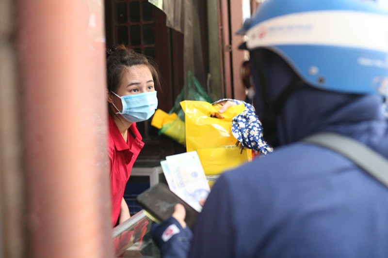 Các nhân viên tại cơ sở bánh làm việc không nghỉ do lượng khách rất đông.