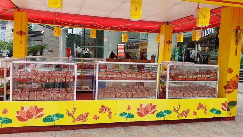 Các loại bánh Trung thu thương hiệu Kinh Đô xếp rất bắt mắt, nhưng "ế" khách.