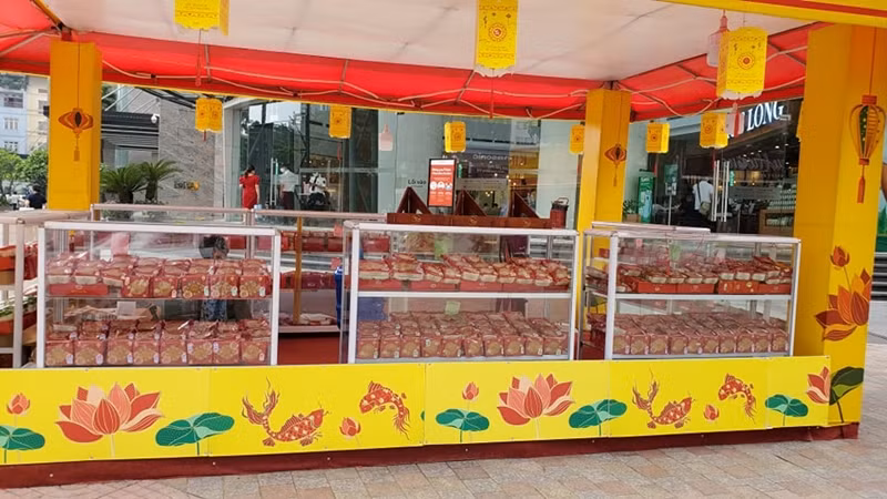 Các loại bánh Trung thu thương hiệu Kinh Đô xếp rất bắt mắt, nhưng "ế" khách.