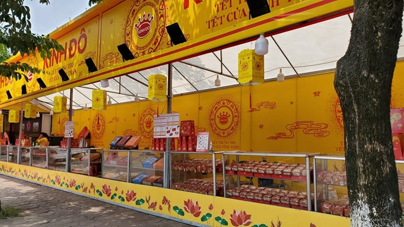 Trái ngược hai cơ sở bánh ở Thụy Khuê, tại nhiều quầy bánh Trung thu với các thương hiệu nổi tiếng bán ở vỉa hè các tuyến phố Hà Nội luôn trong tình trạng ế ẩm vào trưa ngày 28/8.