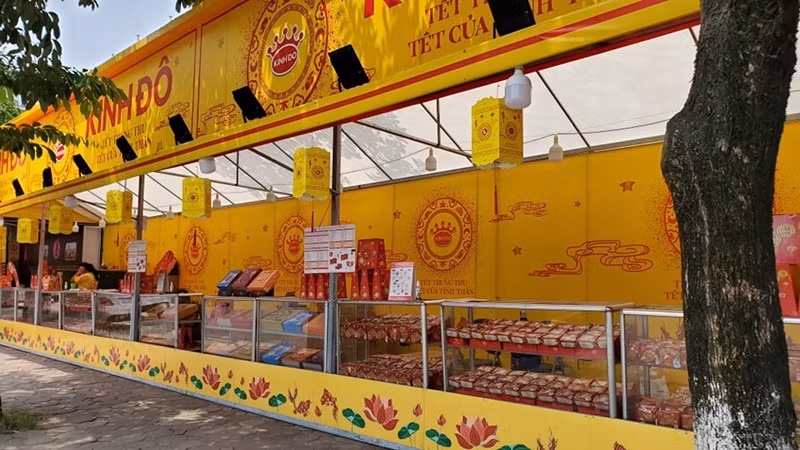 Trái ngược hai cơ sở bánh ở Thụy Khuê, tại nhiều quầy bánh Trung thu với các thương hiệu nổi tiếng bán ở vỉa hè các tuyến phố Hà Nội luôn trong tình trạng ế ẩm vào trưa ngày 28/8.