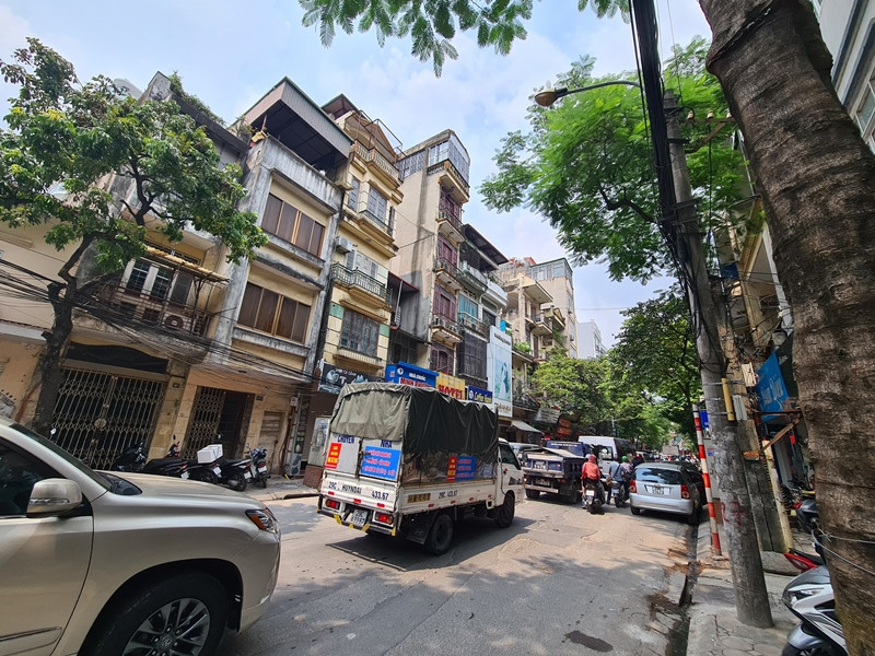 Do lượng người tập trung đông đúc mua bánh Trung thu ở hai cơ sở B.P, nên giao thông tại tuyến đường Thụy Khuê thỉnh thoảng bị ùn tắc.