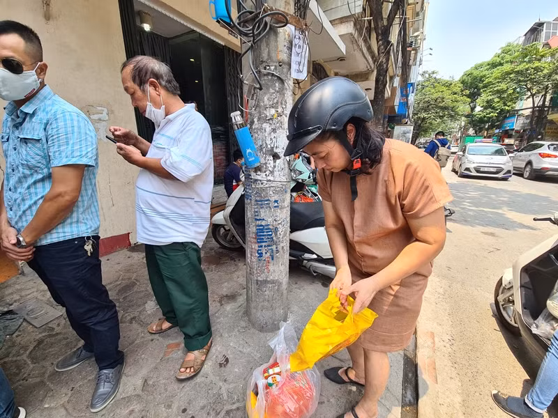 Dù thời tiết nắng nóng, oi bức nhưng khách hàng vẫn kiên nhẫn chờ mua được bánh Trung thu tại đây.