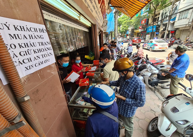 Trưa ngày 28/8, dù thời tiết ở Hà Nội nắng nóng, oi bức nhưng nhiều người vẫn kiên nhẫn xếp hàng dài để mua bánh Trung thu tại một cơ sở bánh B.P trên đường Thụy Khuê (Tây Hồ, Hà Nội).