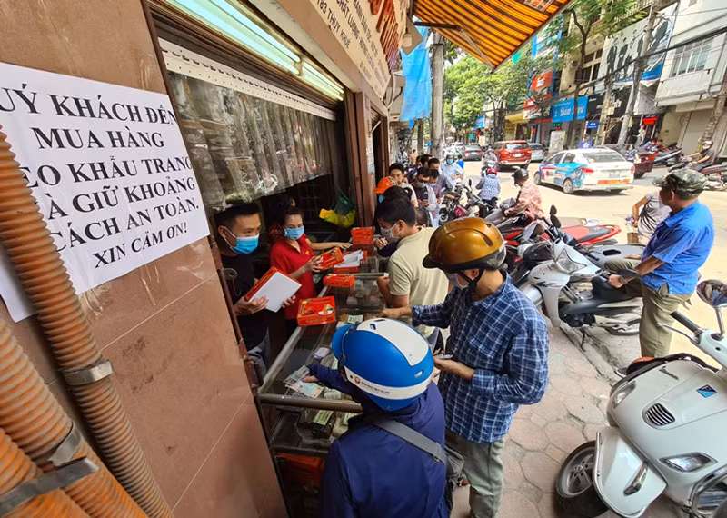 Trưa ngày 28/8, dù thời tiết ở Hà Nội nắng nóng, oi bức nhưng nhiều người vẫn kiên nhẫn xếp hàng dài để mua bánh Trung thu tại một cơ sở bánh B.P trên đường Thụy Khuê (Tây Hồ, Hà Nội).