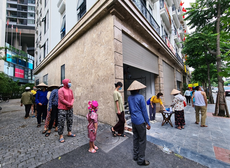 Hàng chục người đến xếp hàng chờ tới lượt nhận gạo miễn phí tại “cây ATM phát gạo” trong sáng nay. Thậm chí, một số người nghèo còn đến đây từ sáng sớm.