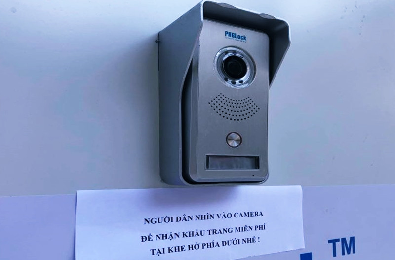 Để có thể nhận khẩu trang, người dân sẽ phải nhìn thẳng vào camera tại “ATM”, hình ảnh người nhận sẽ gửi đến điện thoại của người vận hành. Sau đó, khẩu trang mới được đẩy ra bên ngoài khe nhận. Trường hợp camera không có phản hồi, có một nút bấm ngay phía dưới để người dân bấm vào, sau đó một cuộc gọi tự động sẽ gửi tới nhân viên kỹ thuật để thông báo.