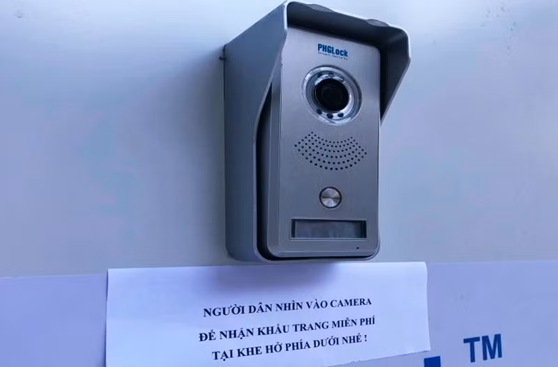 Để có thể nhận khẩu trang, người dân sẽ phải nhìn thẳng vào camera tại “ATM”, hình ảnh người nhận sẽ gửi đến điện thoại của người vận hành. Sau đó, khẩu trang mới được đẩy ra bên ngoài khe nhận. Trường hợp camera không có phản hồi, có một nút bấm ngay phía dưới để người dân bấm vào, sau đó một cuộc gọi tự động sẽ gửi tới nhân viên kỹ thuật để thông báo.