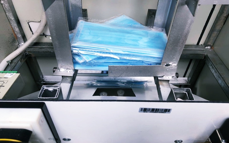 Bên trong “ATM khẩu trang” có thể chứa được 150 túi, mỗi túi có 3 chiếc khẩu trang.