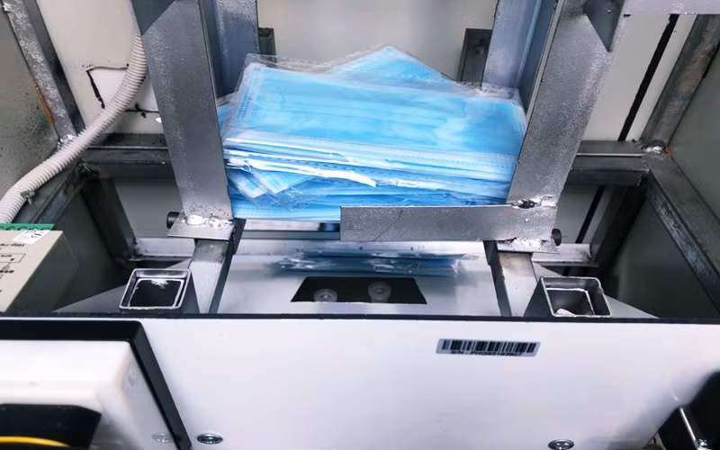 Bên trong “ATM khẩu trang” có thể chứa được 150 túi, mỗi túi có 3 chiếc khẩu trang.