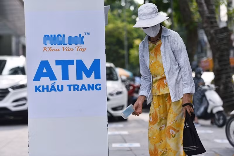 Để phục vụ nhu cầu của người dân, ATM thường xuyên được bổ sung khẩu trang.