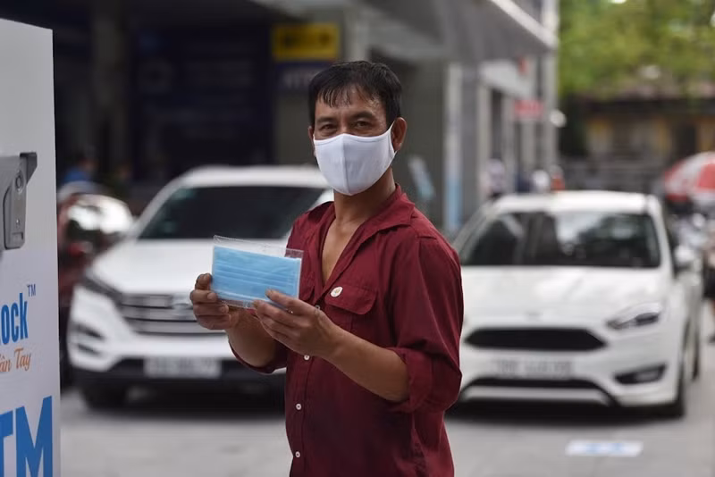 Trước tình hình dịch bệnh COVID-19 đang diễn biến phức tạp như hiện nay, sự xuất hiện của "ATM khẩu trang" như thế này thực sự rất có ích và thuận tiện, nhất là những người dân hoàn cảnh khó khăn.
