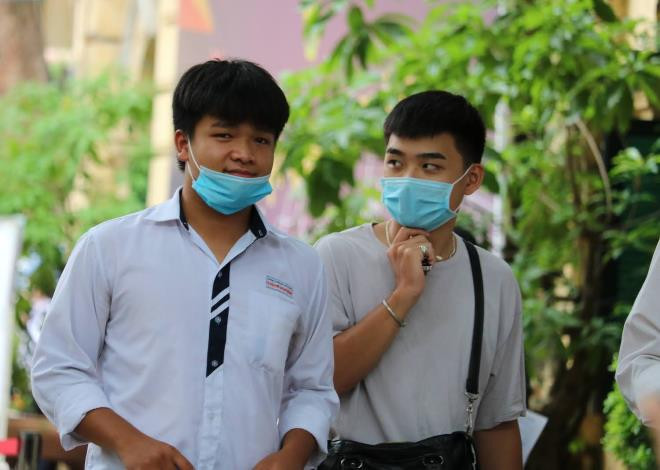 Thi sinh tu tin buoc vao ngay thi thu 2 ky thi tot nghiep THPT 2020