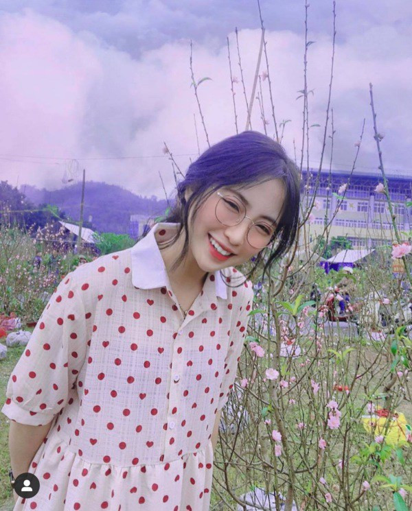 Với đôi mắt vòng cung và khuôn cằm nhỏ nhắn khi cười, Lan Hương như trở thành một "mặt trời" thu nhỏ thu hút mọi ánh nhìn.