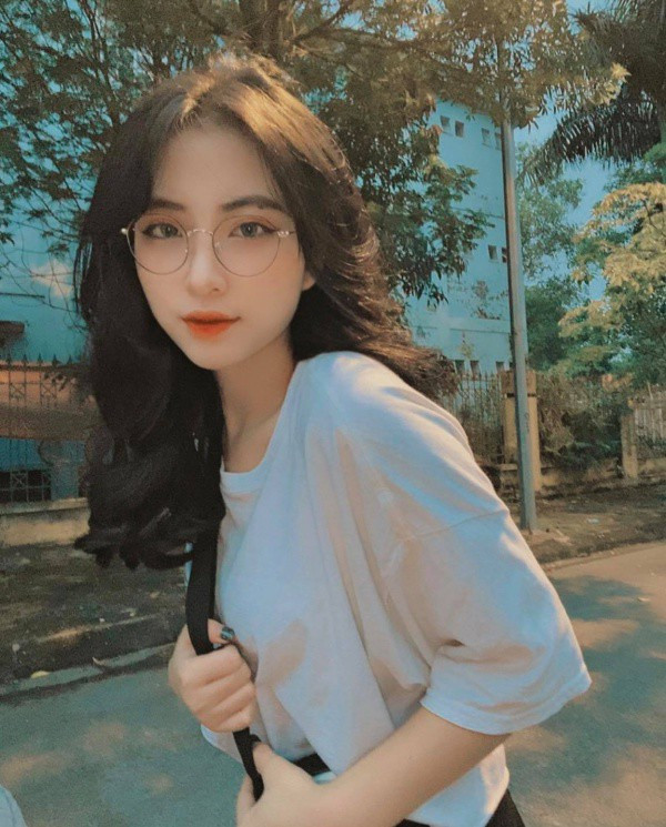 Nhiều cộng đồng mạng nhận xét, có lẽ thêm vài năm nữa nhan sắc của Lan Hương sẽ càng sắc sảo, mặn mà và hoàn hảo hơn nữa.