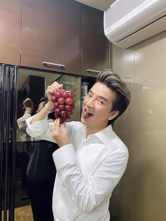 Fan Dam Vinh Hung 2h30 sang gui tang chum nho 11 trieu