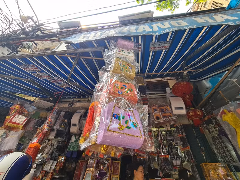 Giá của những chiếc túi ở đây được bán từ 90-100 nghìn đồng/chiếc.Tuy nhiên, những chiếc “túi xách hàng hiệu" cũng ế ẩm không kém “xế sang” ở phố Hàng Mã, Hà Nội.