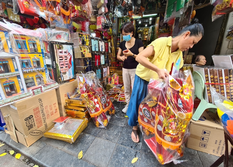 Một số người bán cho biết, năm nay do ảnh hưởng của dịch bệnh COVID-19 nên lượng người đến đây mua hàng mã để cúng rằm tháng 7 ít hẳn so với mọi năm.