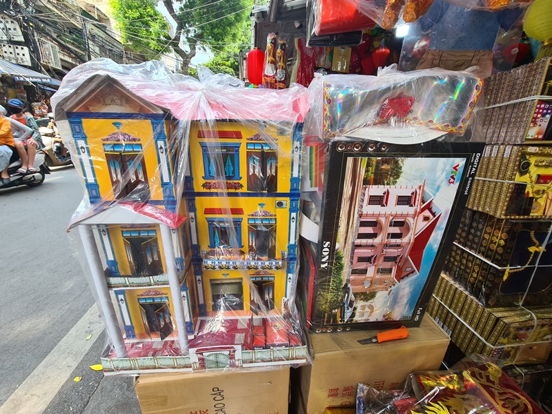 Từ đầu tháng 7 Âm lịch, các chủ cửa hàng tại đây đã chuẩn bị nhiều loại đồ thờ cúng quen thuộc như quần, áo, giày, dép, nhà lầu…, để chuẩn bị rằm tháng 7.