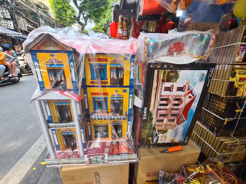 Từ đầu tháng 7 Âm lịch, các chủ cửa hàng tại đây đã chuẩn bị nhiều loại đồ thờ cúng quen thuộc như quần, áo, giày, dép, nhà lầu…, để chuẩn bị rằm tháng 7.