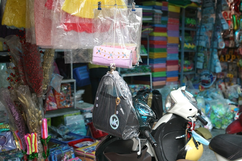 Xuất hiện cả những chiếc “túi xách” thương hiệu Michael Kors dành cho người quá cố.