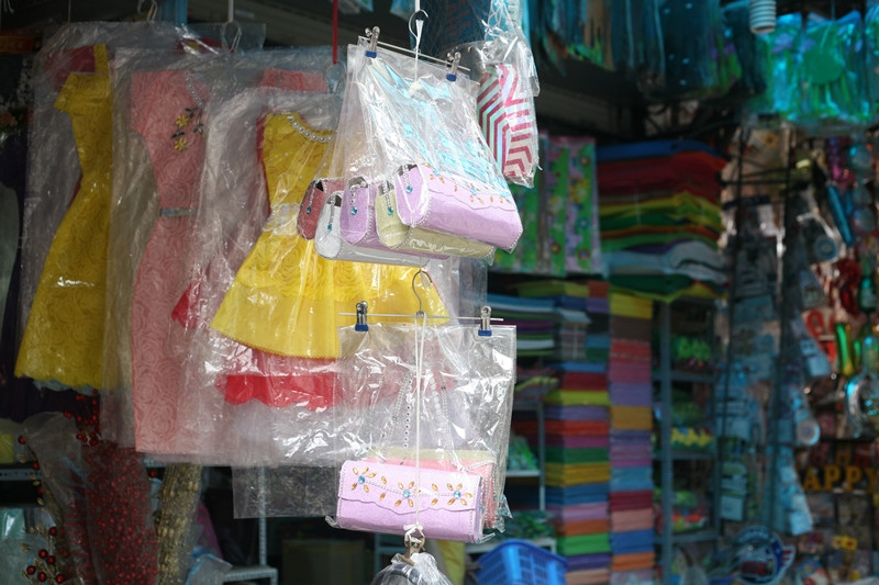 Tại nhiều cửa hàng ở phố Hàng Mã, năm này còn bày bán cả các loại “túi xách” nhỏ.